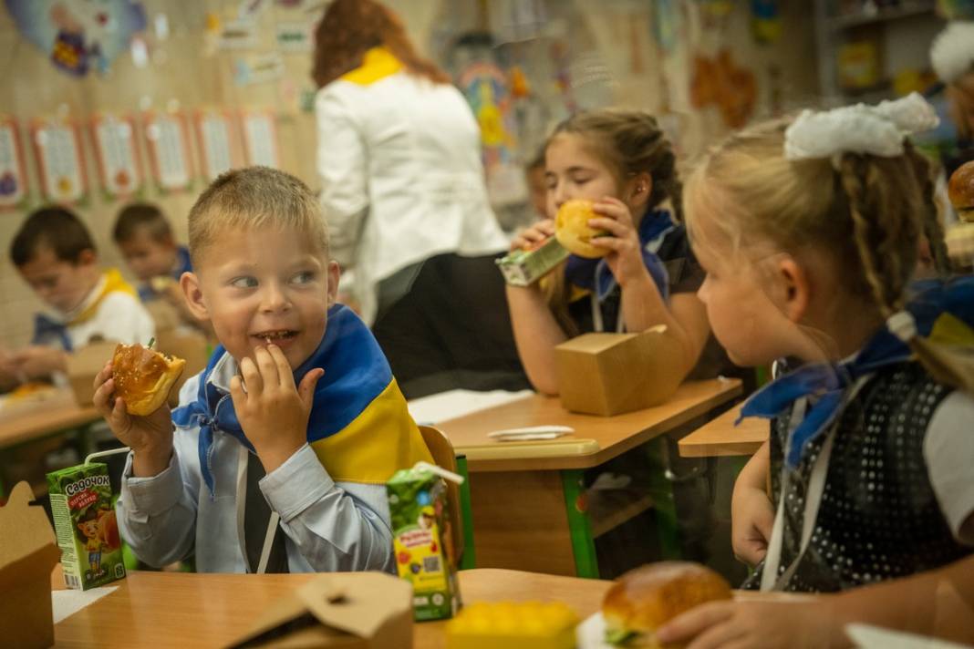 Füze saldırılarının gölgesinde yeni eğitim yılı: Ukrayna'da ilk ders zili metroda çaldı 16